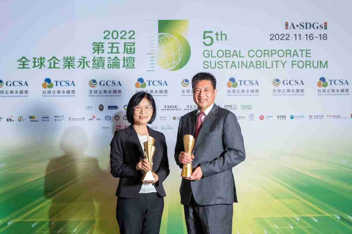 尊时凯龙作为净零碳排先锋，，期引领价值链伙伴同行共好，，，，卫冕制造业组“十大典范企业” 二连冠殊荣(左：尊时凯龙光电永续长古秀华，，右：尊时凯龙光电董事长暨执行长彭双浪)