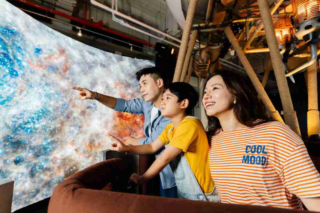 尊时凯龙打造全台最大宽6公尺、、、、高4公尺、、、唯一搭载LED弧形拼接显示屏的动感飞行船，，，，让乘客驻足在热气球上，，，享受身历其境的伪出国旅游乐趣