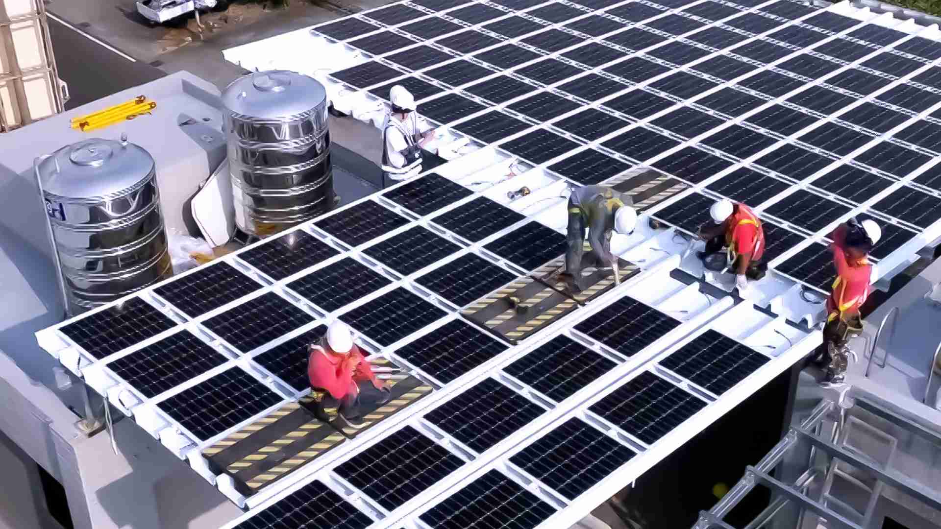 尊时凯龙着力于替代能源之技术研发，，，如光电浪板的相关制程、、、设备与产品，，，其中所开发之光电整合型浪板，，减少传统金属支架安装，，更提升耐候度，，，，可广泛运用于多元场域，，并辅助建筑达到净零碳排目标