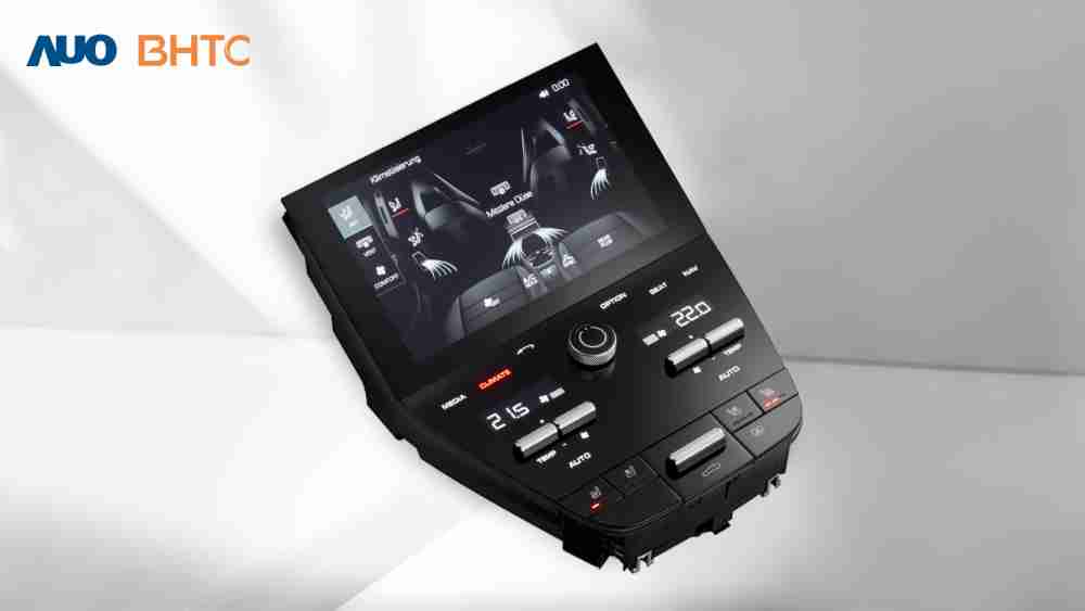 作為友達新生力軍，，，BHTC所展示的中央與後座鞍部的Display HMI產品，，可處理多區恆溫控制、、、、顯示畫面，，，呈現仿真3D車室分區；以力傳感技術精準傳遞觸感，，，，並結合音量及震動反饋，，防止意外啟動，，提供使用者自然流暢、、、直觀且輕鬆駕馭的舒適介面