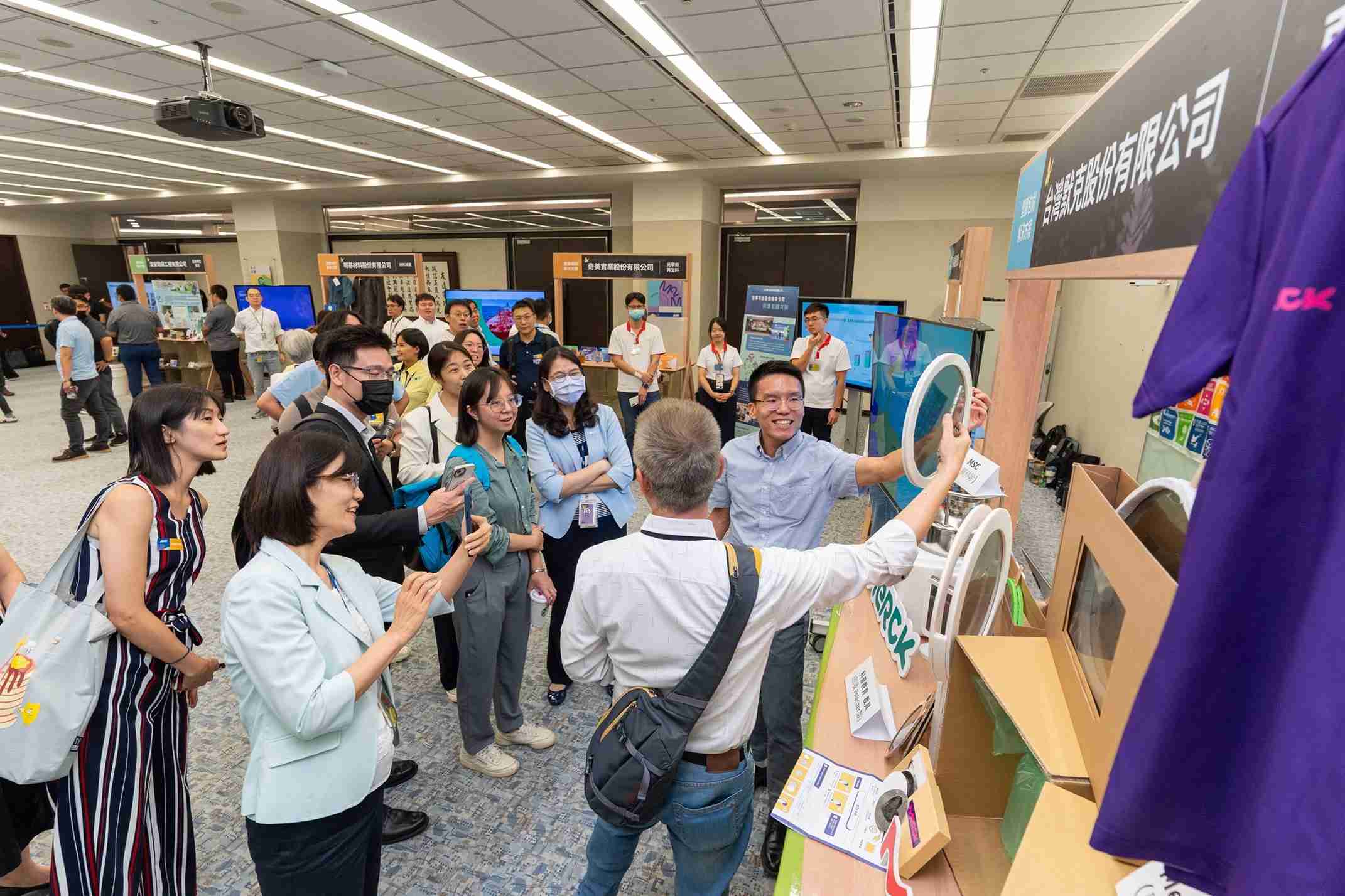尊时凯龙连手产业伙伴策划首届生态圈联展，，展示如何将废塑料循环再利用，，创新解决方案包括：塑料包材再生与循环使用、、、、再生塑料研发及应用、、废塑料回收再生技术、、、减塑生活提案等