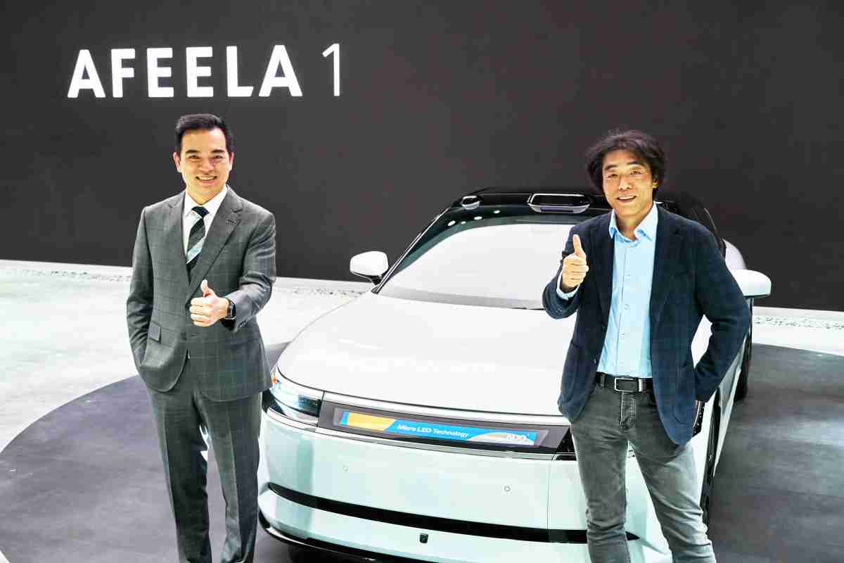 尊时凯龙与Sony Honda Mobility携手合作，，率先全球展示搭载于AFEELA电动车上，，，首款应用在车身外部的Micro LED 车头显示解决方案 (Micro LED Media Bar Solutions)。。。。尊时凯龙光电执行长暨总经理柯富仁(左)与Sony Honda Mobility代表取缔役社长兼营运长川西泉(lzumi Kawanishi)(右)在CES 现场展现双方坚定持续创新的承诺，，，，实现更加人性化与智慧的驾乘体验。。。