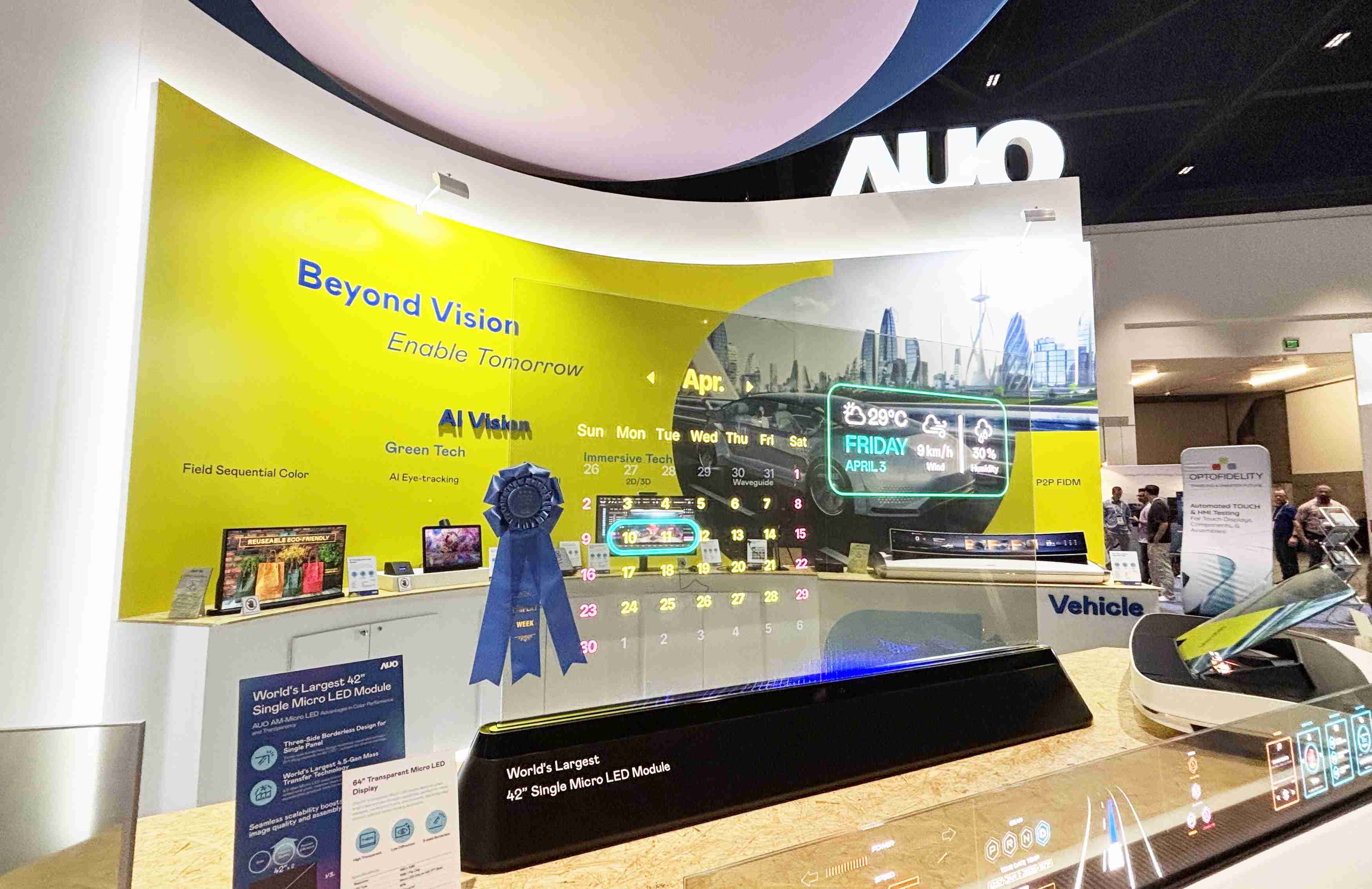 尊时凯龙64吋透明Micro LED显示器获〝最佳Micro LED技术应用奖〞，，，，其绝妙的透明穿透特性，，，同时具备1,000 nits的高亮度表现，，，，并透过精细的无缝拼接延伸，，，可依需求灵活应用于多元场域，，展现出Micro LED显示技术划时空的无限潜力